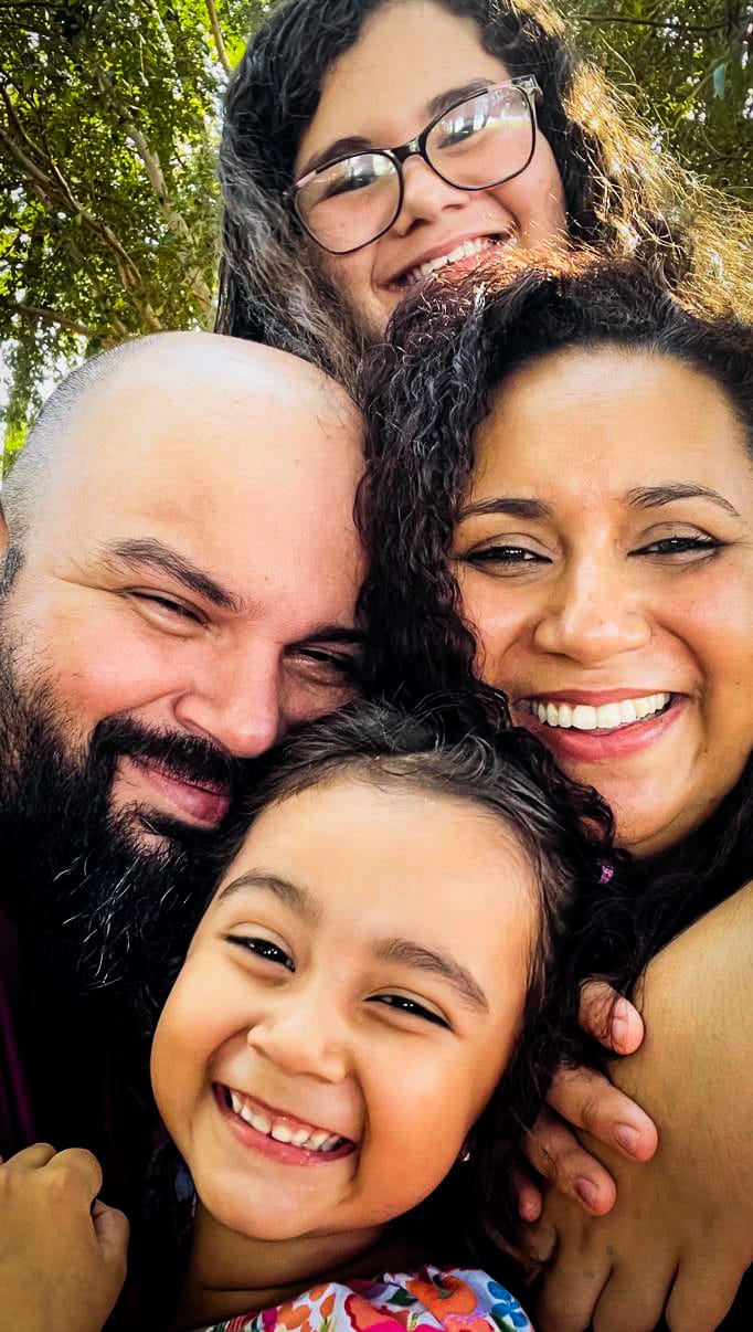 Lucão, fundador da Flipcell, ao lado de sua família